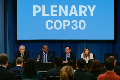 Salle de négociation à la COP30 montrant les tensions diplomatiques